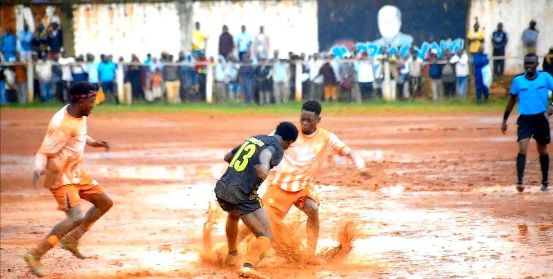 Butembo : Au stade Van vel, mouiller le maillot de  sueur ne suffit pas... il faut aussi jouer dans la boue pour faire plaisir aux supporters couverts d'imperméables