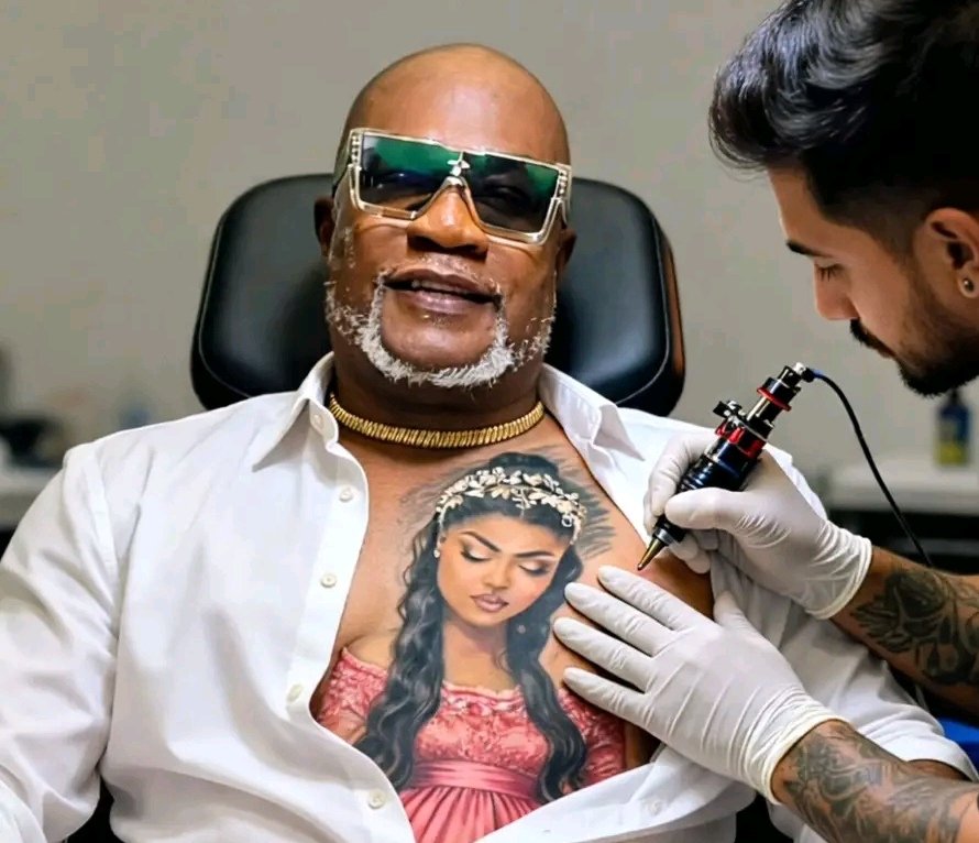 Koffi olomide publie une image I. A le montrant tatouer cindy _certains y voient une attitude d'adolescent