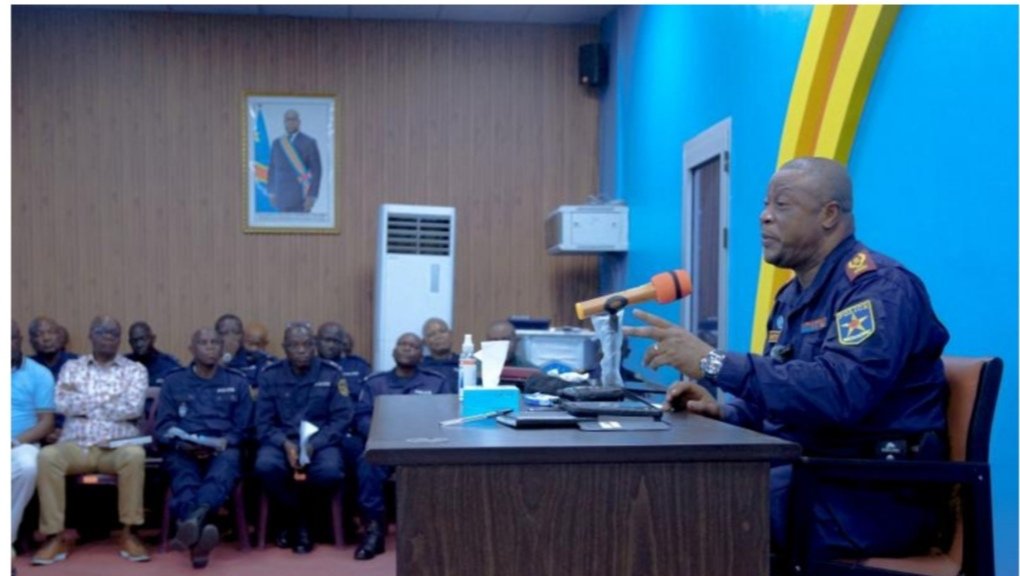 Kinshasa : Sur instruction de Félix Tshisekedi, la PNC interdit la traque des jeunes pour leur coiffure.