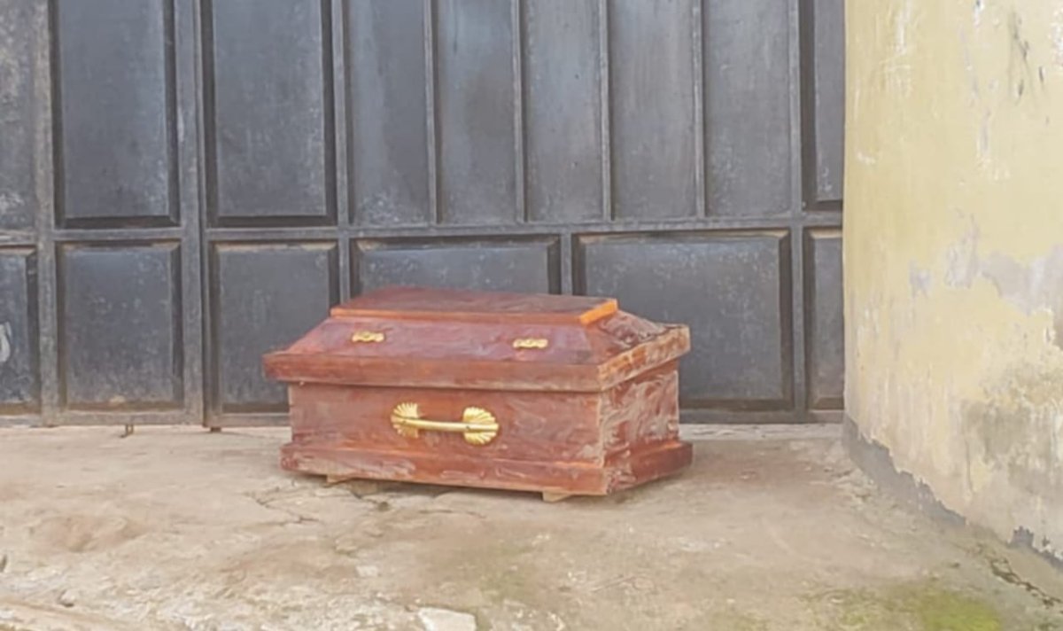 Butembo : un cercueil abandonné devant un enclos à Mukuna, la société civile dénonce un acte «condamnable»