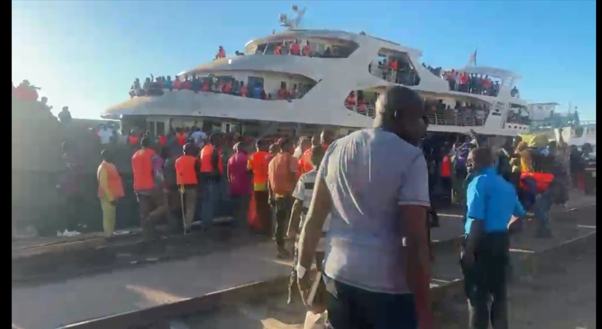 Exclusif / Kalemie : retenus à bord depuis jeudi 14 mai , les passagers du MV OKAKO en colère