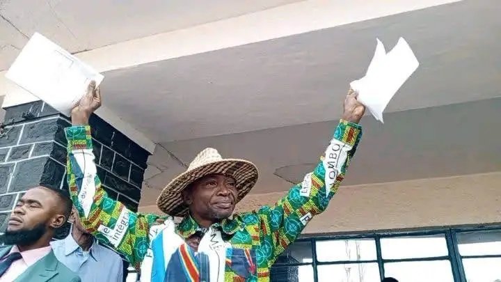 Tshipaka : le maire déchire la Constitution en public