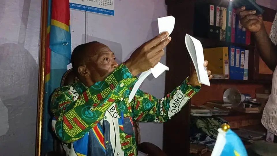 Tshikapa :  Une copie de la Constitution déchirée, le maire parle d’une simple feuille arrachée de son carnet à titre symbolique