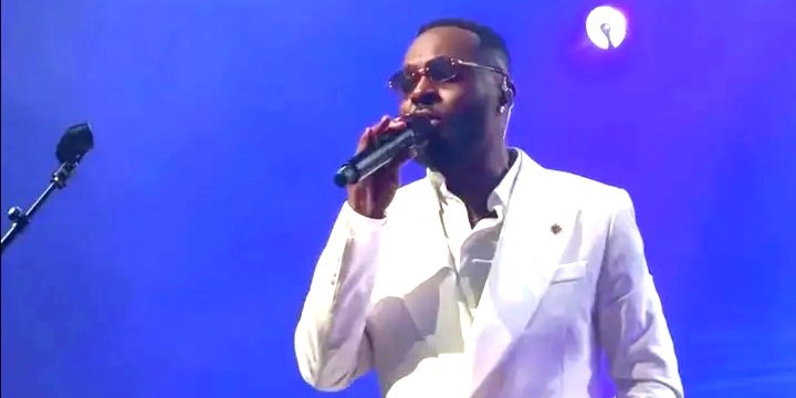 « Fally Ipupa, le chevalier » : la dédicace d’Héritier Watanabe au Zénith de Paris enflamme les Warriors